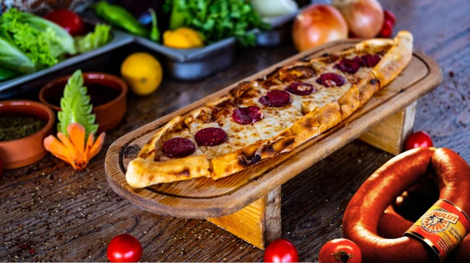 Sucuklu Pide